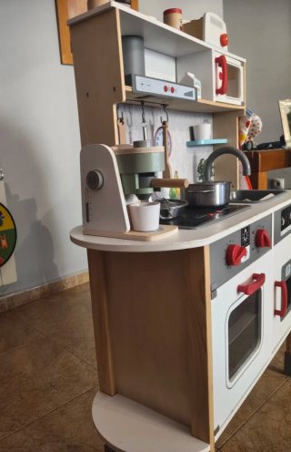 Cocinita de madera con accesorios