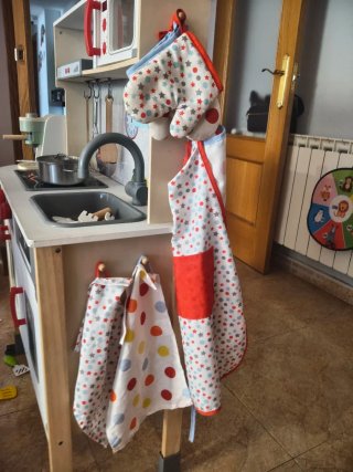 Cocinita de madera con accesorios