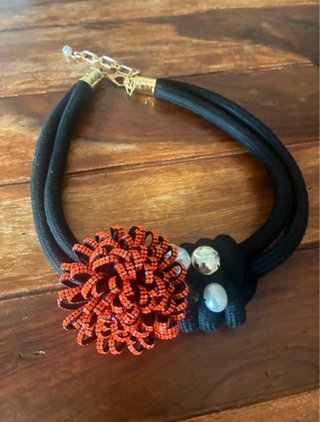 Collar Diseño Negro Naranja Flor Perlas