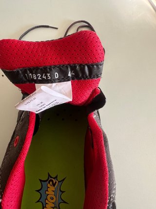 Zapatos de seguridad Diadora grises y rojos