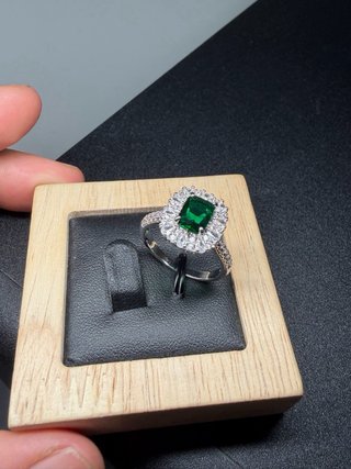 Anello con Zirconi e Pietra Verde