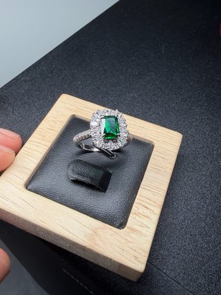Anello con Zirconi e Pietra Verde