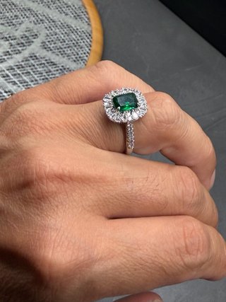 Anello con Zirconi e Pietra Verde