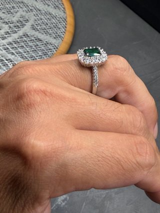 Anello con Zirconi e Pietra Verde