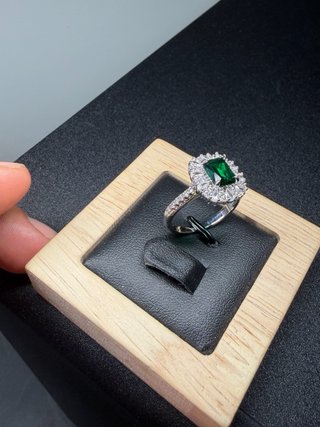 Anello con Zirconi e Pietra Verde