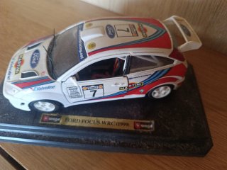 Coche de carreras Ford Focus Martini Burago