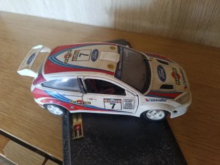 Coche de carreras Ford Focus Martini Burago