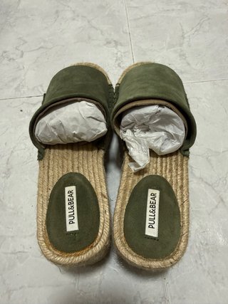 Sandalias Pull&Bear esparto y ante verde