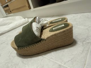 Sandalias Pull&Bear esparto y ante verde