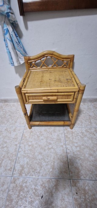Mesita de noche de mimbre y bambú
