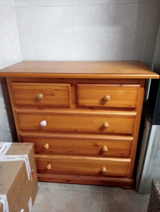 Mesitas de noche y cómoda de madera