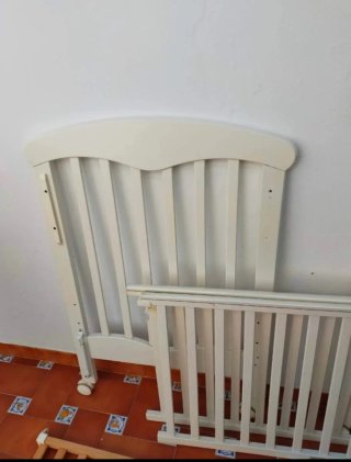 Cuna de madera y colchón