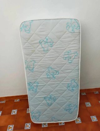 Cuna de madera y colchón