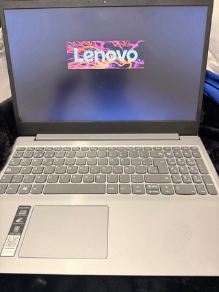 Ordenador Lenovo con impresora y ratón