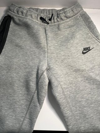 Conjunto Nike Tech gris niño