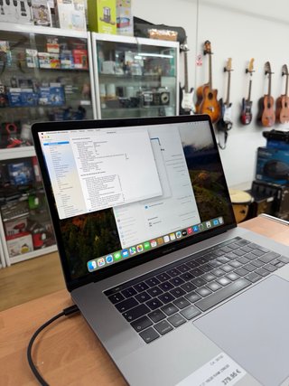 MacBook Pro 15” 2019 i7 16GB RAM 256GB SSD