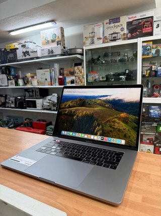 MacBook Pro 15” 2019 i7 16GB RAM 256GB SSD