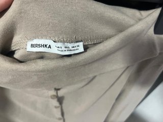 Camisa Bershka hombros descubiertos beige S