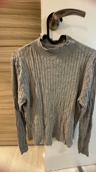 Jersey gris de cuello  acanalado