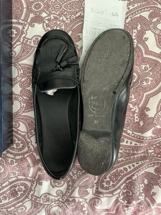 Mocasines negros con flecos y borlas