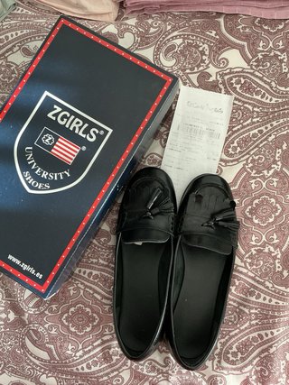 Mocasines negros con flecos y borlas