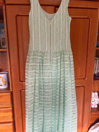 Vestido verde de encaje para evento