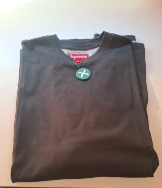 Camiseta Supreme negra logo blanco