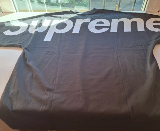 Camiseta Supreme negra logo blanco