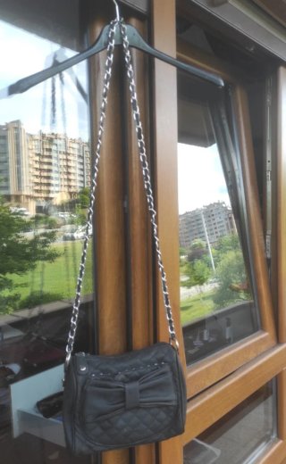 Bolso negro con lazo y cadena