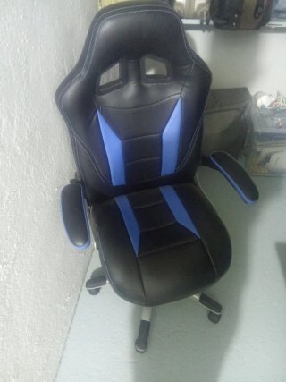 Sillón gaming negro y azul