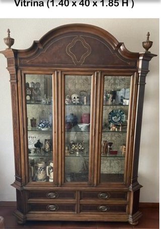 Vitrina de madera y cristal