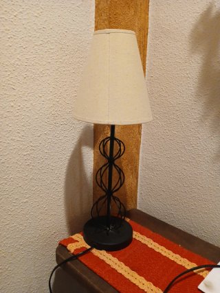 Lámpara de mesa metal y tela beige