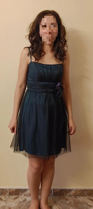 Vestido corto verde oscuro con flor
