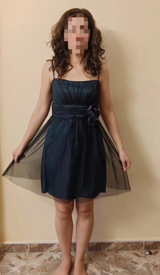 Vestido corto verde oscuro con flor