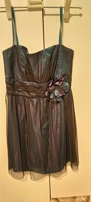 Vestido corto verde oscuro con flor