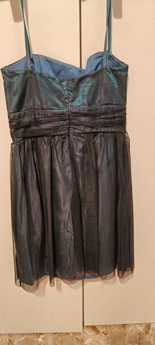 Vestido corto verde oscuro con flor