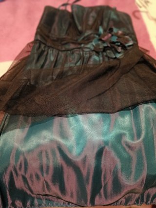 Vestido corto verde oscuro con flor