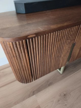 Mueble de salón con diseño de madera y metal