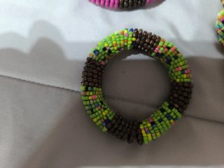 Collar y pulseras de bisutería
