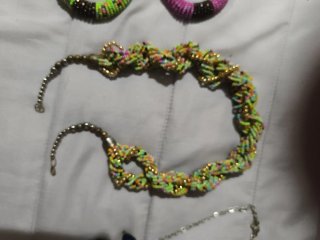 Collar y pulseras de bisutería