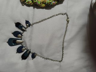 Collar y pulseras de bisutería