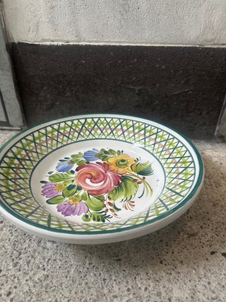 Fruttiera in ceramica decorata a mano