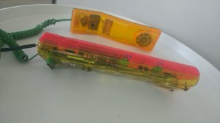 Teléfono Swatch Transparente Rojo y Verde