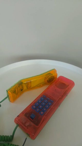 Teléfono Swatch Transparente Rojo y Verde