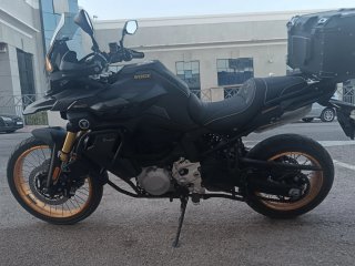 Voge 900DS Negra y Dorada
