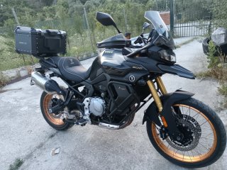 Voge 900DS Negra y Dorada