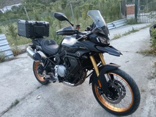 Voge 900DS Negra y Dorada