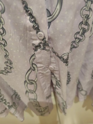 Vestido malva con cadenas plateadas y negras.