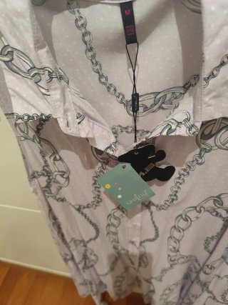 Vestido malva con cadenas plateadas y negras.