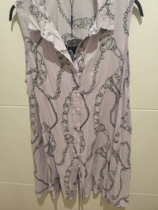 Vestido malva con cadenas plateadas y negras.